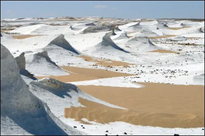 Envie de solitude, me voilà dans le désert blanc qui doit son nom à son sol formé de calcaire blanc. Où suis-je ?