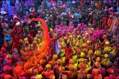 Du blanc je suis passé au multicolore, me voilà au beau milieu de la fête des couleurs nommée "Holi". Où suis-je ?