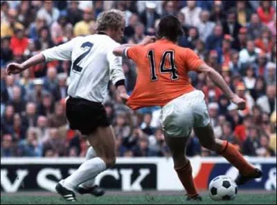 Cruyff turn : Nom barbare pour dsigner un geste magique. Utilis sur tous les terrains du monde depuis que le gnial Johan Cruyff l'a invent. Vous devez connatre le surnom de ce mythe des 70's...