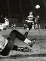 Panenka : Faon d'humilier le gardien sur penalty. Au lieu de shooter comme un rhinocros, vous placez une pichenette du bout du pied. Si ladite pichenette n'atteint mme pas la ligne de but, c'est...