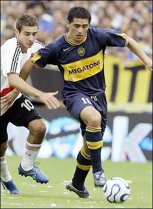 Caviar : Passe aux petits oignons. Servi seulement par les plus grands. Prtendant au titre de Paul Bocuse de football, cet argentin, hlas aussi rapide sur 100m que notre matre-queux lyonnais...