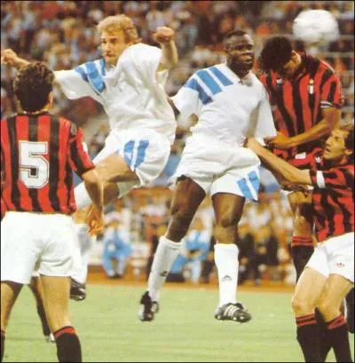 Tte : Un bon footballeur sait se servir de sa tte. Celle-ci est trs utile pour catapulter un ballon au ras du poteau. Comme en finale de la C1 93... Allez l'OM, et merci ...