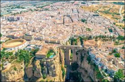 Quelle est cette ville de 33 000 habitants, située en Andalousie à l'ouest de Malaga, dans le site pittoresque des gorges du río Guadalevín ?