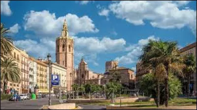 Quelle est cette ville de 820 000 habitants, située sur la côte méditerranéenne à l'embouchure du Turia ?