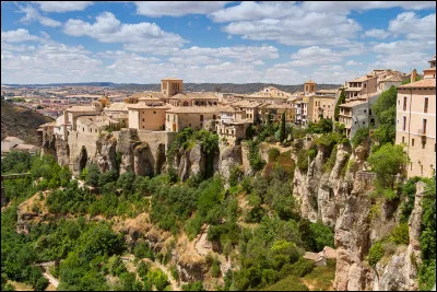 Quelle est cette ville de 50 000 habitants, située à plus de 900 m d'altitude au centre du pays, dont la vieille ville se trouve sur une colline rocheuse bordée par les gorges du fleuve Júcar et de son affluent le Huécar ?