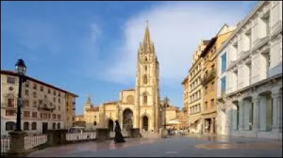 Quelle est cette ville de 210 000 habitants, située dans le nord de l'Espagne, capitale de la province des Asturies ?