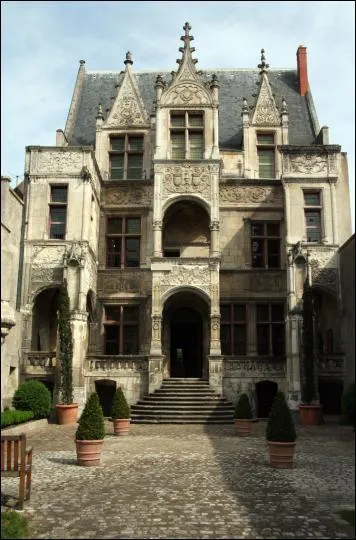 Dans quelle ville se trouve cet htel renaissance ?