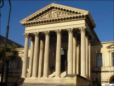 Dans quelle ville du Languedoc se trouve ce palais de justice ?