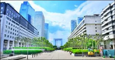 Nous faisons une halte sur l'esplanade du Général-de-Gaulle, à Puteaux. Ville de l'arrondissement de Nanterre, ayant une partie du quartier de la Défense sur son territoire (dont la Grande Arche), elle se situe dans le département francilien ...