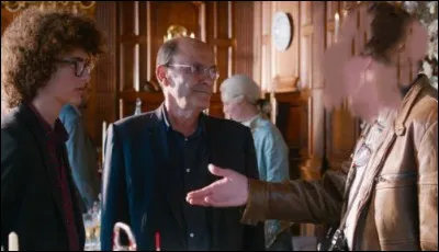 Dans cette scène du film ''Le Sens de la fête'', qui se tient à côté de Jean-Pierre Bacri ?