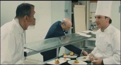 Dans le film ''Comme un chef'', quel acteur interprète un chef étoilé, face à Michaël Youn dans cette scène ?