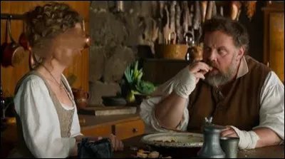 Dans cette scène du film ''Délicieux'', quelle actrice se tient près de Grégory Gadebois ?