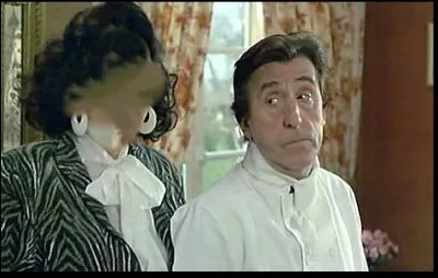 Qui est aux côtés de Jean Lefebvre dans cette scène du film ''On n'est pas sorti de l'auberge'' ?