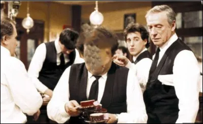 Qui, dans cette scène, interprète également un chef de rang comme Yves Montant dans le film ''Garçon !'' ?