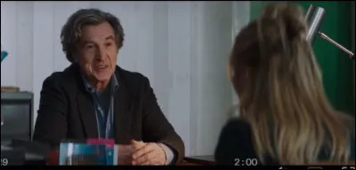 Dans cette scène du film ''La Brigade'', quelle actrice est assise en face de François Cluzet ?