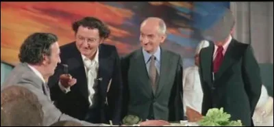 Dans ''L'Aile ou la cuisse'', qui se tient à gauche de Louis de Funès ?