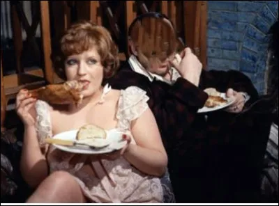 Dans cette scène de ''La Grande Bouffe'', qui est assis à côté d'Andréa Ferréol ?