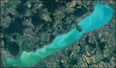 Dans quel pays se situe le lac Balaton ?