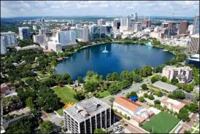 Dans quel Etat des Etats-Unis se situe la ville d'Orlando ?