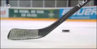 En hockey sur glace, qu'utilise-t-on pour faire glisser le palet ?