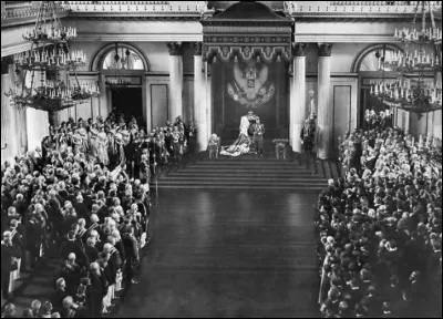 Quelle assemblée russe est créée suite au manifeste du tsar publié en octobre ?