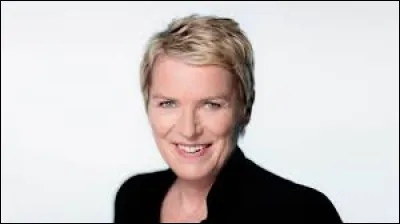 Elise Lucet présente l'émission "Complément d'enquête" sur France 2.