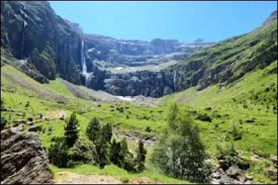 Dans quel massif montagneux peut-on voir le cirque de Gavarnie ?