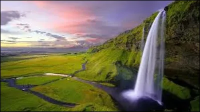 Quel pays est surnommé "Terre de Feu et de Glace" ?