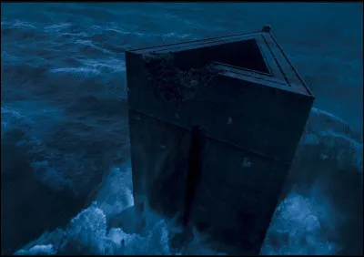 J'ai fait une bêtise, me voilà dans cette prison construite sur un minuscule îlot au beau milieu de la mer du Nord. On m'a enfermé dans la cellule d'un certain M. Black. Où suis-je ?