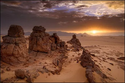 Me voilà dans le tassili n'Ajjer, un immense musée rupestre à ciel ouvert. Où suis-je ?