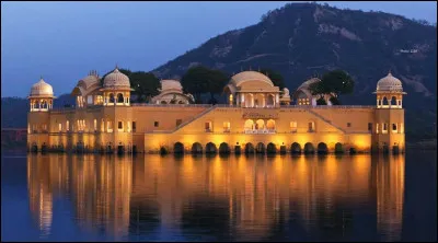 Pas de palais, pas de palais. Si, en voilà un : le Jal Mahal qui signifie "palais sur l'eau". Où suis-je ?
