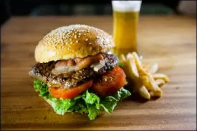 Je déguste un hamburger dans sa ville d'origine. Où suis-je ?