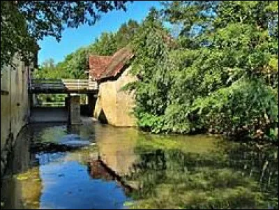 Nous sommes maintenant au moulin de Cromary. Village de l'arrondissement de Vesoul, traversé par l'Ognon, il se situe dans le département ...