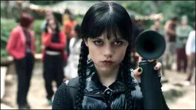 Qui est la femme que Mercredi sauve à l'asile ?