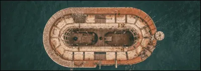 Qui trône dans la salle du jugement ?