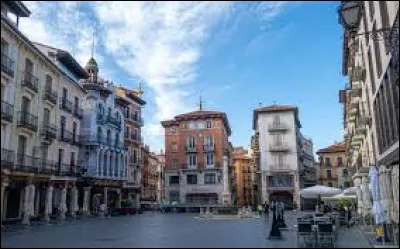 Quelle est cette ville de 35 000 habitants, situ&eacute;e dans le sud de l'Aragon, connue pour avoir &eacute;t&eacute; le lieu d'une bataille longue et d&eacute;cisive de la guerre civile ?