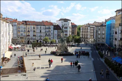 Quelle est cette ville de 250 000 habitants, importante ville universitaire et capitale administrative du pays basque ?