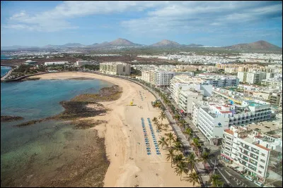 Quelle est cette ville de 68 000 habitants, situ&eacute;e aux &icirc;les Canaries, capitale de l'&icirc;le de Lanzarote ?