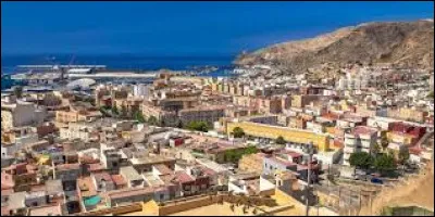 Quelle est cette ville de 200 000 habitants, située en Andalousie sur la côte méditerranéenne et bordée par le Cabo de Gata ?