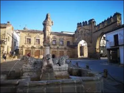 Quelle est cette ville de 15 000 habitants, situ&eacute;e dans l'est de l'Andalousie, connue pour ses ensembles monumentaux de la renaissance ?