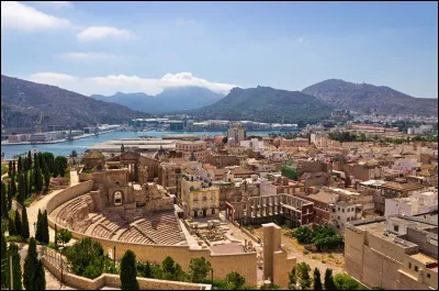 Quelle est cette ville portuaire de 220 000 habitants, situ&eacute;e en bordure de la M&eacute;diterran&eacute;e dans la r&eacute;gion de Murcie ?