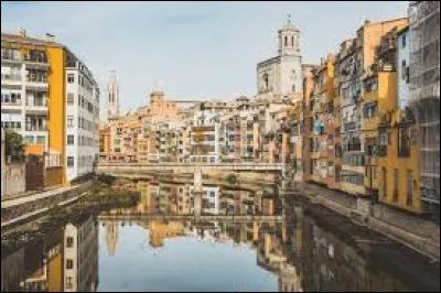 Quelle est cette ville de 100 000 habitants, situ&eacute;e dans le nord de la Catalogne &agrave; 60 km de la fronti&egrave;re fran&ccedil;aise ?