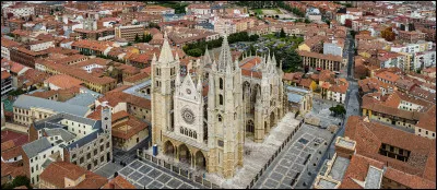 Quelle est cette ville de 120 000 habitants, situ&eacute;e dans le nord-ouest de la Castille, capitale de royaume au Moyen-&Acirc;ge ?