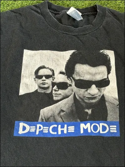 Laquelle de ces chansons n'en est pas une de Depeche Mode ?