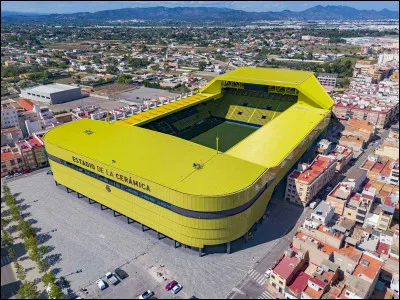 Le club espagnol de Villarreal joue au stade de la Ceramica : dans la banlieue de quelle ville se trouve-t-il ?