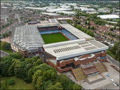 Dans quelle ville anglaise le club d'Aston Villa est-il basé ?