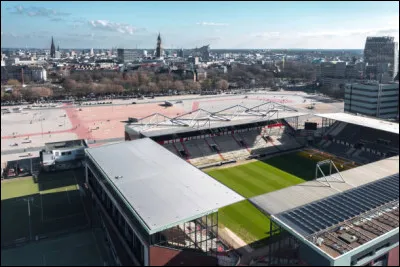 Dans quelle grande ville allemande le club de Sankt Pauli est-il basé ?