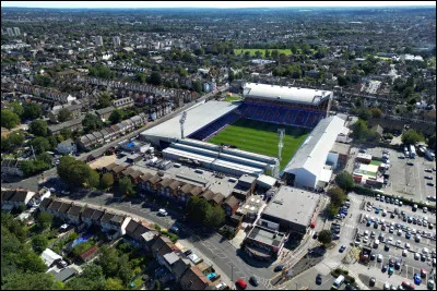 Dans quelle ville anglaise joue Cristal Palace ?