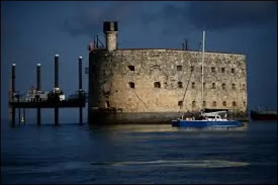 Dans "Fort Boyard", quel objet les candidats doivent-ils collecter au nombre de 7 ?