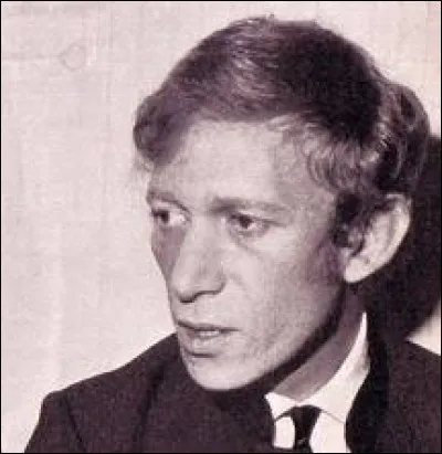 Lucien Morisse (1929-1970) fut notamment directeur général de la station radiophonique Europe n° 1 et directeur général du label discographique français ''DiscAZ''. À cette occasion, il fit découvrir à la France de nouveaux talents. Parmi ces trois artistes, lequel lui doit sa carrière et lui dédiera le titre Qui a tué grand-maman, suite au suicide par arme à feu de ce dernier ?